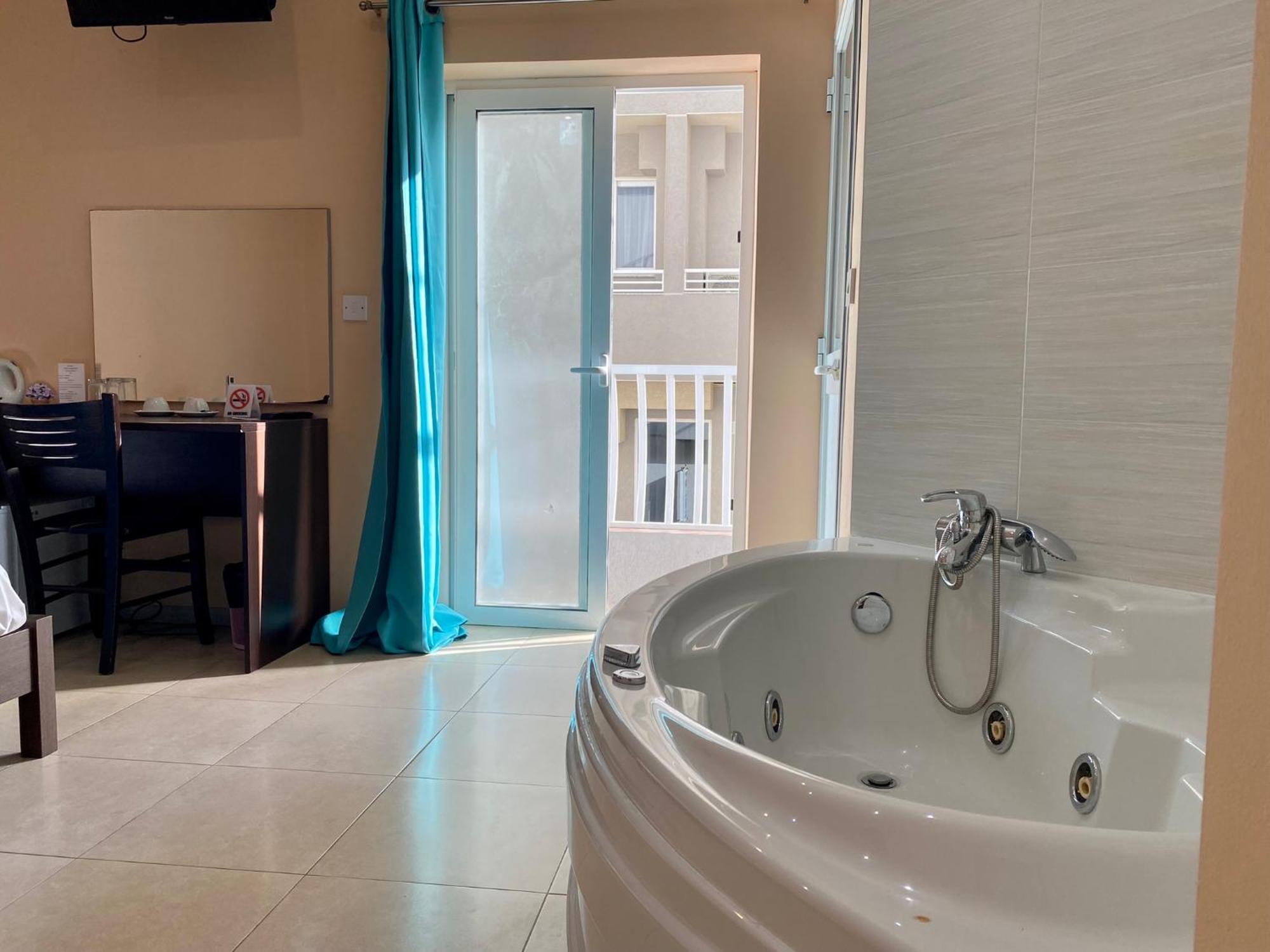 Hotel Malta Paradise Central Accomodation à San Ġiljan Extérieur photo