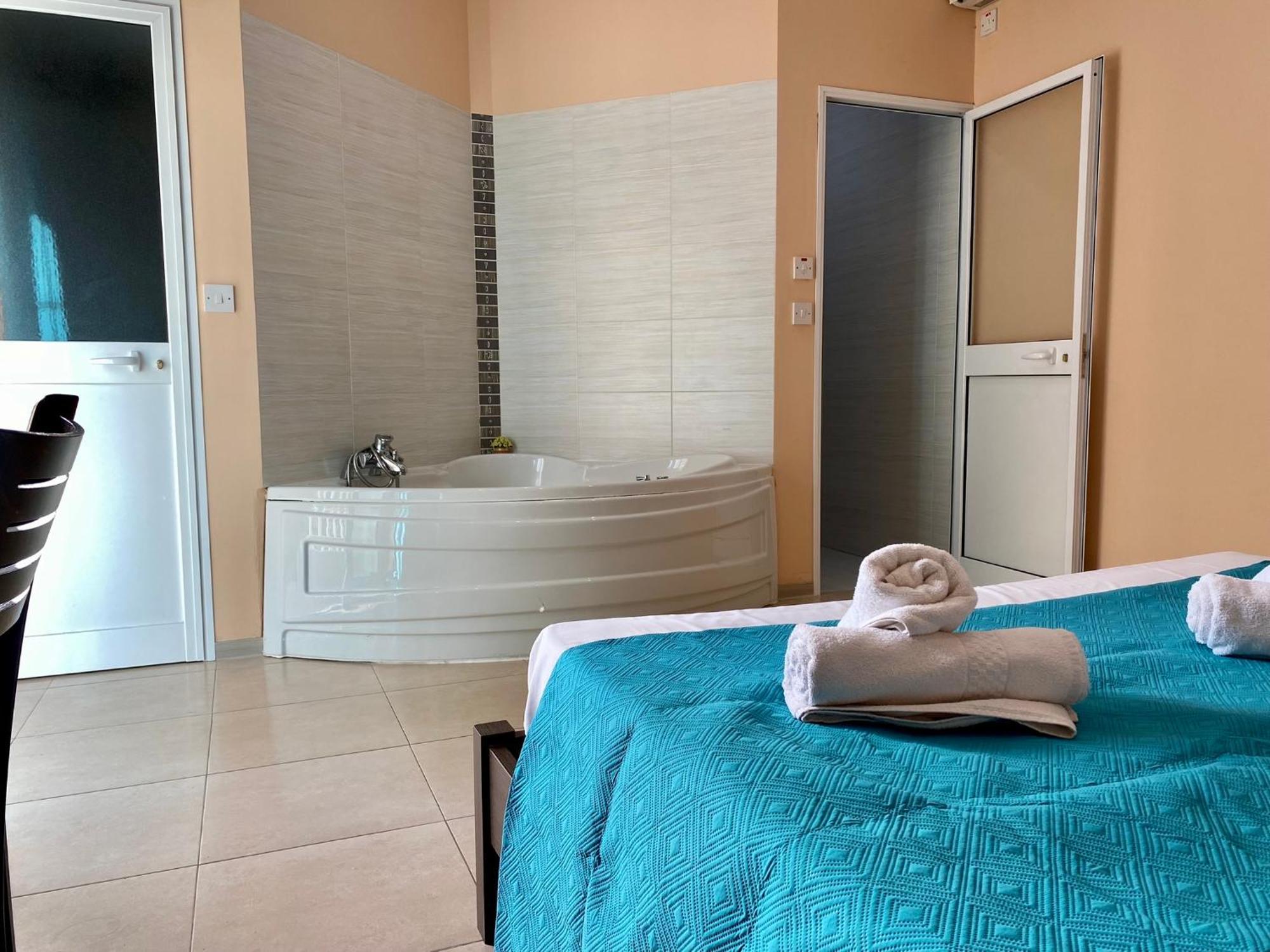 Hotel Malta Paradise Central Accomodation à San Ġiljan Extérieur photo