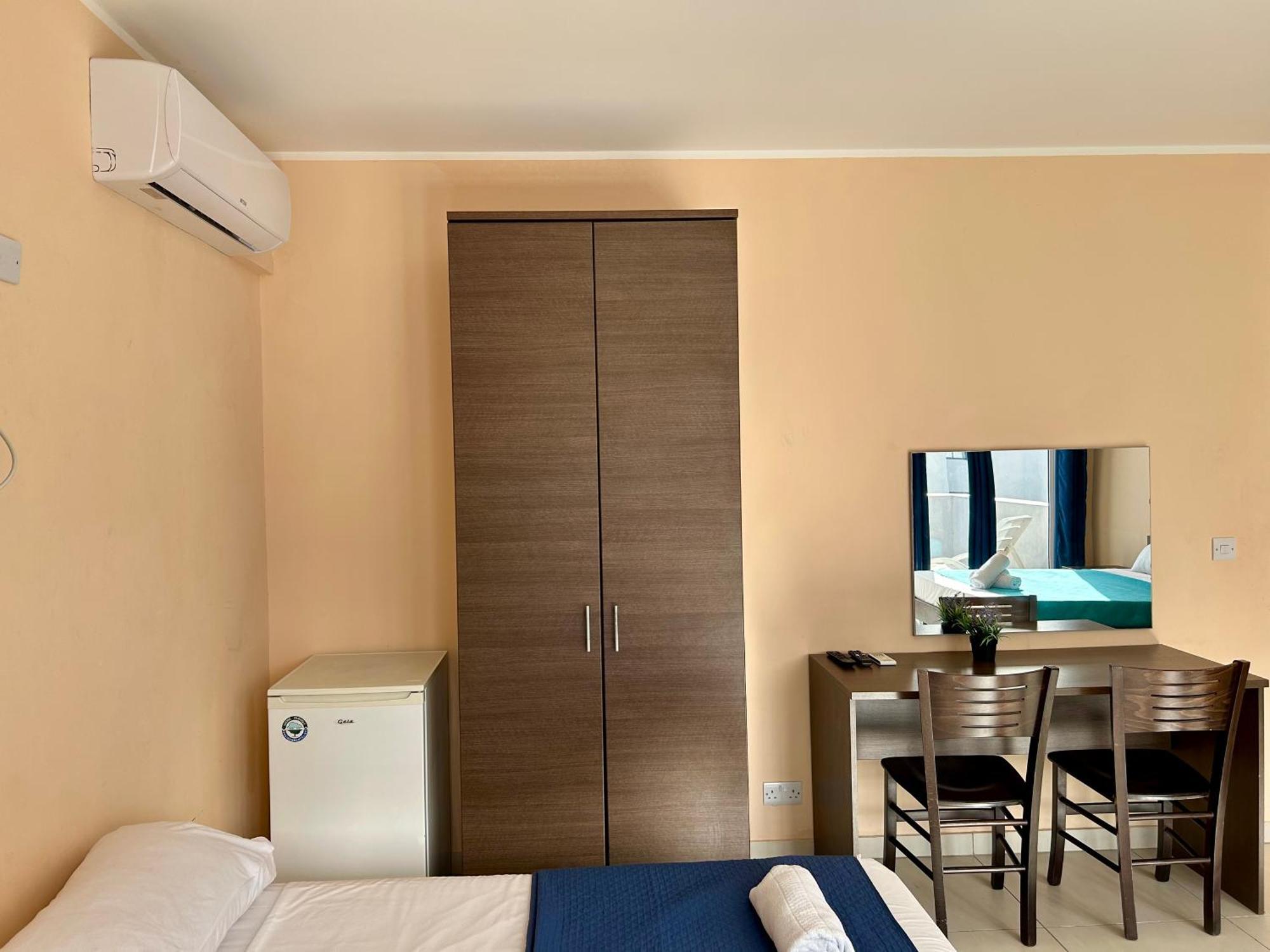 Hotel Malta Paradise Central Accomodation à San Ġiljan Extérieur photo